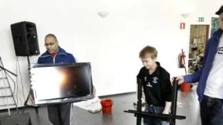 Skyttorps fritidsgård anordnar karaokekväll.Skyttorps fritidsgård anordnar karaokekväll.Alex Erlingsson,Ludvig Karlsson och Naveen Hultman. *** Local Caption *** DETALJER. Naveen Hultman, Alex Erlingsson och Ludvig Karlsson ordnar med de sista förberedelserna. 
- Snart är det bara att städa upp inför fredagen som återstår, säger Naveen Hultman, fritidsledare.