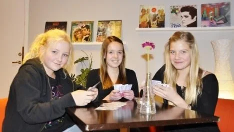 Jennifer Nyberg, Sanna Nordén och Lina Bälin brukar stanna så länge som möjligbt på kvällarna. Det är roligare när de äldre ungdomarna kommer.
