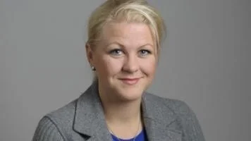 Riksdagsledamoten Ulrika Karlsson (M) är en av artikelförfattarna.