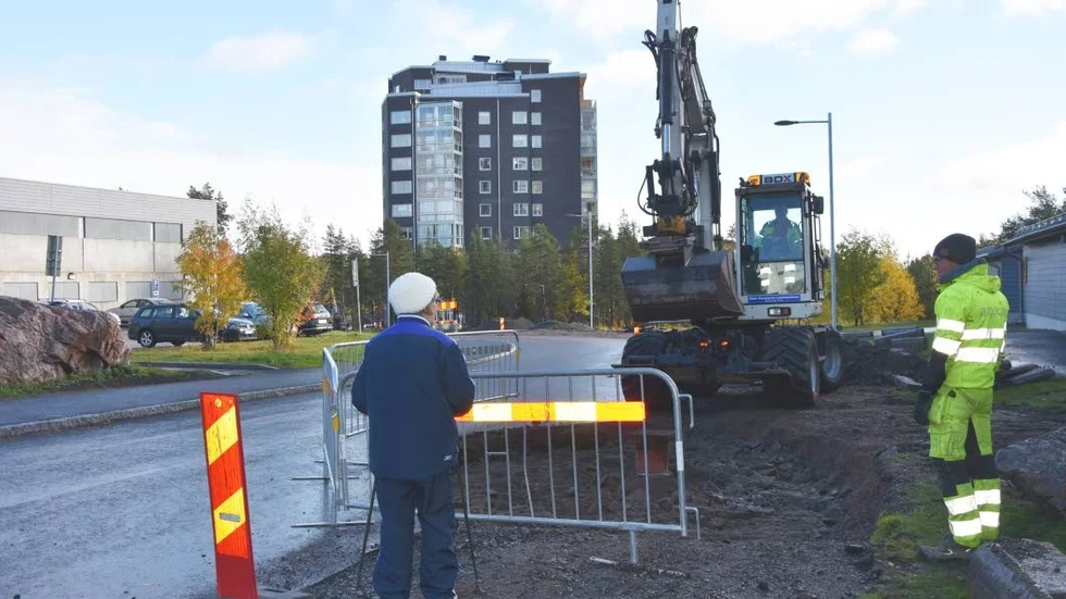 Gatan blev för smal för bussarna och nu måste gång- och cykelbanan göras om på två ställen. Boende på Kompanivägen är frustrerade över allt buller och damm som nu bara fortsätter.