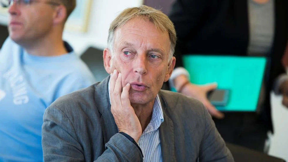 "Frågan är hur smart det är av Moderaterna. Vad får de för denna uppgörelse med S – förutom täta Texasresor och en kommunalrådstitel?", undrar Jan Nyberg, MP:s gruppledare.