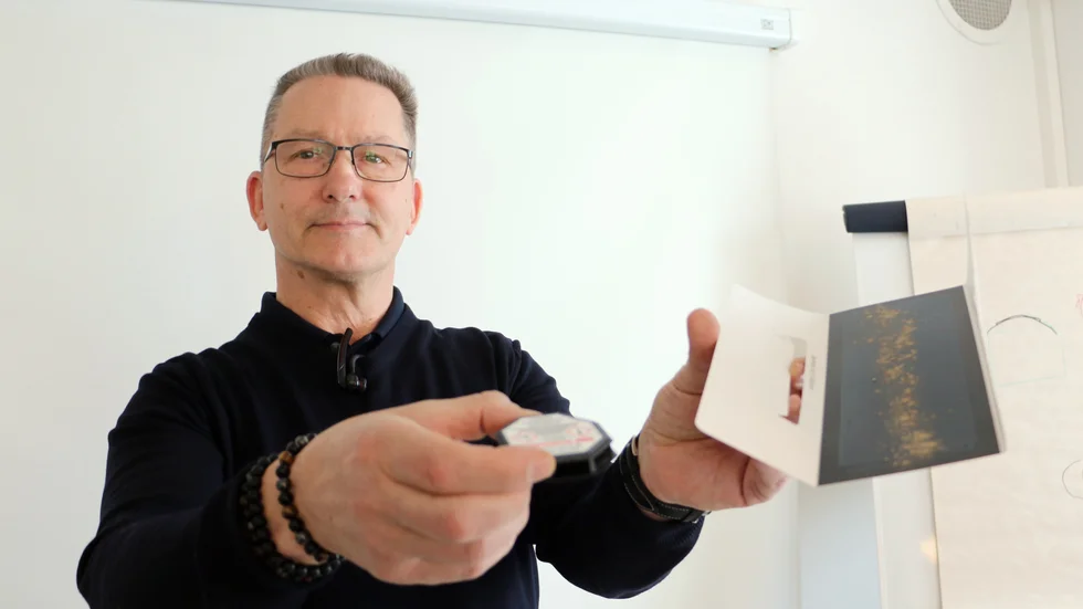 Kenneth Nordström på Anticimex visar upp en betesdosa och en klisterfälla för silverfisk.