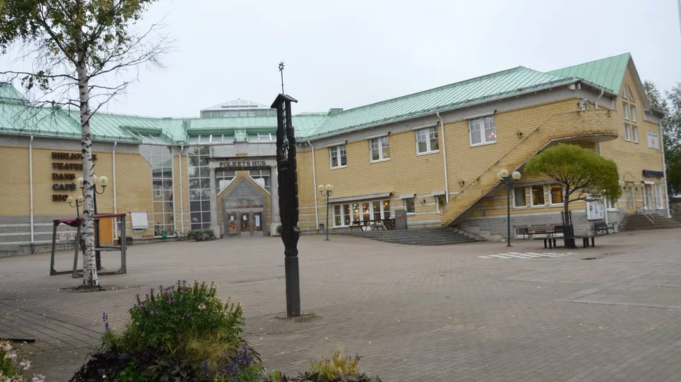 Det är oklart vem som ska driva Kalix Folkets hus från årsskiftet. Blir det ny föreningsdrift, och i så fall även för Vassholmen, eller ska kommunen driva verksamheterna? I slutet av november tar politikerna beslut i frågan.