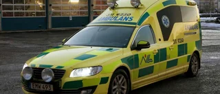 Hockeyspelare till sjukhus med ambulans