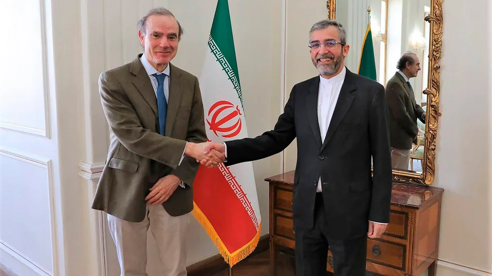 EU:s sändebud Enrique Mora, vänster, skakar hand med Irans chefsförhandlare Ali Bagheri Kani, höger, i samband med förhandlingarna i Teheran på söndagen.