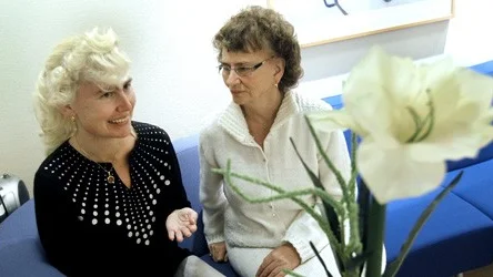 Yvonne Danielsson, mamma till Katarina Danielsson, blev psykiatriker trots att hennes pappa var ingenjör och mamman 
svagströmselektriker.  Katarina valde däremot samma yrke som sin mamma, trots att hon aldrig pushade henne.
