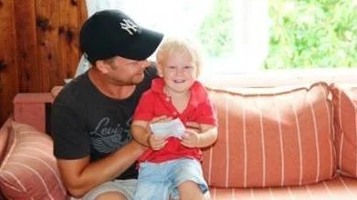 Oskar Brodin med sonen Sixten Brodin, 1,5 år.
