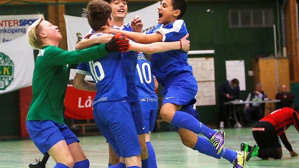 Glädje. Vilt jubel i IFK Haninge, sedan man avgjort P14-finalen mot Brommapojkarna.