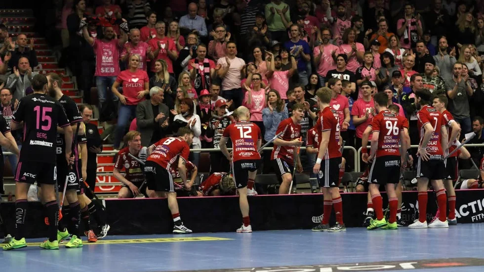 Deppigt i Storvreta efter brakförlusten i den femte SM-semifinalen mot Falun i Jalas Arena.