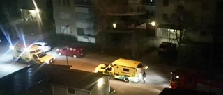 Försökte släcka brand på spisen — fick föras till sjukhus