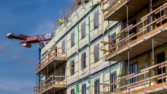 Nyproduktion pågår. Hyrorna i Bäcklösa i södra Uppsala blir för höga, anser Hyresgästföreningen med udden riktad mot hyresvärden Uppsalahem.