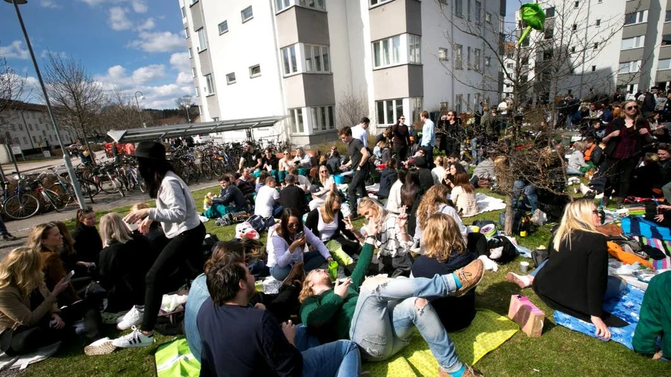 Picknickfirarna får både sol och moln på valborg. Men regnet håller sig borta.