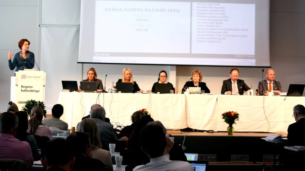 Fullmäktige. Regionfullmäktiges presidium och Anna-Karin Klomp (KD) i talarstolen på Kompassen.