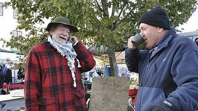 Knallarna Åke Pettersson (till vänster), Stockholm, och Rune Länsberg, Mölle,  laddar med en kaffetår på torsdagsmorgonen inför en lång marknadsdag i Tierp.