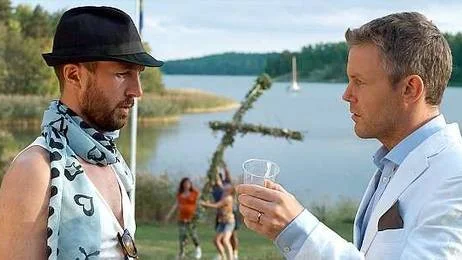 Olle Sarri och Daniel Gustafsson har lånat ut sig till en förutsägbar och överflödig klichéskildring av det svenska midsommarfirandet.