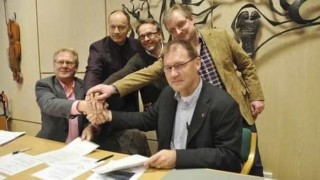 Stående fr v Leif Andréasson, internationellt känd dragracingförare och med i arbetsgruppen för motorsportbolaget, samt Lars Pettersson, svenska bilsportförbundet och Leif Lagman, kommunens produktionschef.Sittande från vänster Lars-Göran Hagström, vd Yrkesakademin och Bengt-Olov Eriksson (S) kommunstyrelsens ordförande i Tierp.