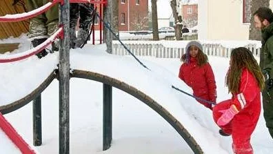 Systrarna Paris och Venus Kamara från Sierra Leone i Tierps snömassor, filmas av Oddville i en PR-fil för Östhammar, Älvkarleby och Tierps kommuner.