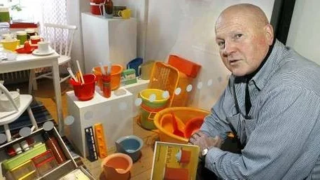 Thomas Lindblad visar upp en del av sin stora samling av gamla plastföremål.