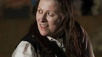 Gunilla Röör som Rickard III är mera buspojke än skurk.
