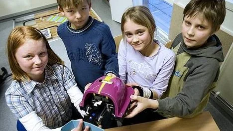 Eleverna årskurs 4 på skolan Växthuset i Gottsunda avslutade veckan med att bygga en städrobot.