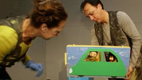 Pia Holmquist och Hugo Catolino försöker sluta med napp i Nappen Pappen!!!! som gästspelar på Den Lilla Teatern i mars.