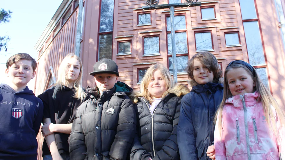 Nöjda elever i nya skolan, från vänster: Olle Öberg, Naomi Berge, Simon Björkegren, Lea Hugod Nadolny, Fabian von Griff och Anna-Greta Krook.