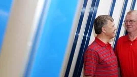 Det råder god stämning mellan partierna i Knivsta kort före valet. Göran Nilsson (m) och Lars Berglöf (s) har inget emot att snacka med varandra.