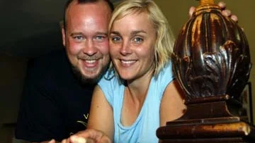Snart börjar en ny fas i livet för Anna Fläring och Johan Hoheisel. De har lämnat studentlivet bakom sig och planerar att flytta tillbaka till Västergötland. Och vidnyår gifter de sig.