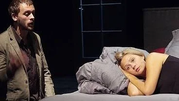Carl-Johan Öström och Cicilia Sedvall i Teater Västmanlands uppsättning av Nattpromenad.