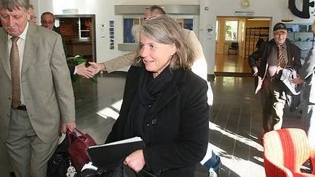 Mats Lindman (t v), länsstyrelsen, och Eva Åkerlund, miljödomstolen, på väg in i hörsalen vid Forsmarks informationsbyggnad.