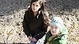Sevilay Bakir och Ebba Karlsson går i sexan på Kristinelundsskolan i Östhammar. De saknar klätterställningarna och snurrgungan som tidigare fanns på skolgården. Nu finns där bara sandhögar kvar.