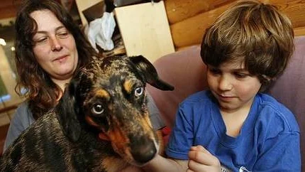 Valentino Mingarini-Piciacchi 6 år med sin mamma Maria Mingarini-Picacchi  och hunden Guinness