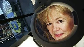 Marit Lindahl, utbildad kemist, arbetar som kriminaltekniker vid Uppsalapolisen. Lampan använder hon för att belysa olika spår från brottsplatser, som avtryck från skor.