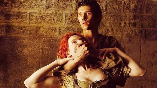 Jean Baptiste Grenouille, spelad av Ben Whishaw, mördar rödhåriga skönheter för att komma åt essensen av dem till den mest fantastiska parfymen någonsin.