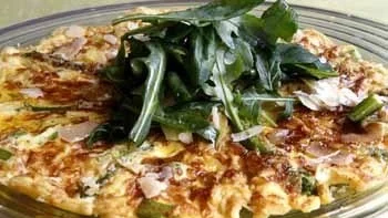 Sparrisfritatta med parmesanost.