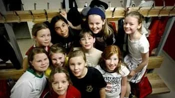 Agnes Hjortmark, Marlene Yanez, Amanda Rensmo, Julia Lundgren (övre raden från vänster), Rosanna Sjöö, Fanny Andersson, Lisa Zettergren (mellersta raden från vänster), Emelie Asplund, Fanny Zakariasson och Hanna Johansson (nedersta raden från vänster). Tillsammans är de Årsta BBK:s flicklag.
