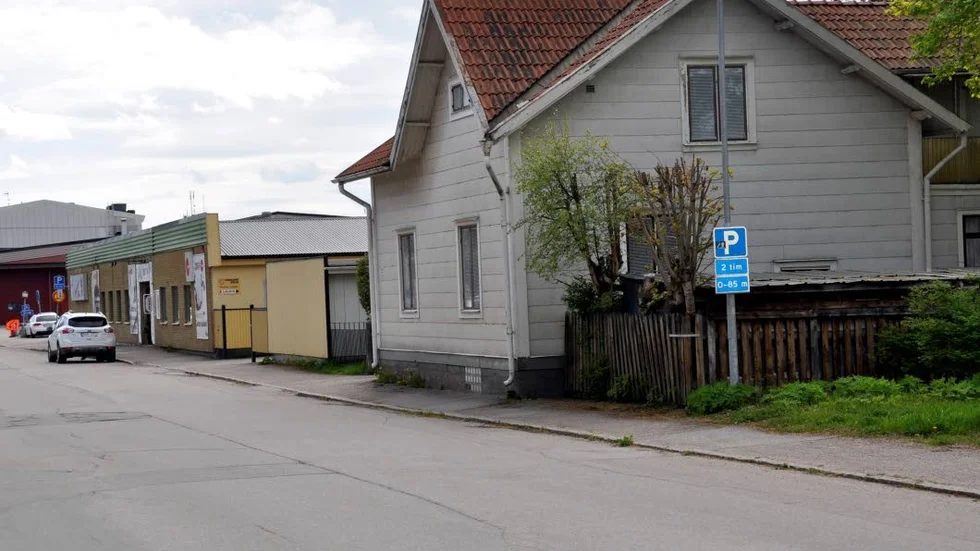 Det här huset ska rivas för att ge plats för fler parkeringsplatser vid tågspåren i Tierp.