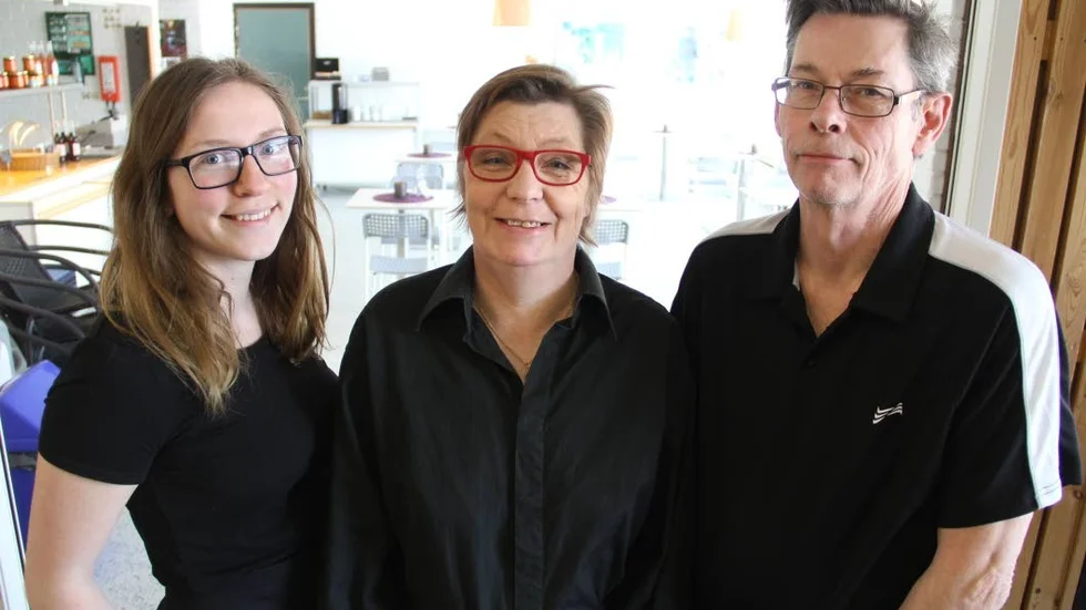 Från vänster Isabelle Axelsson, Ann-Cathrin och Göran Larsson tar över kaféet i Vendelbadet.