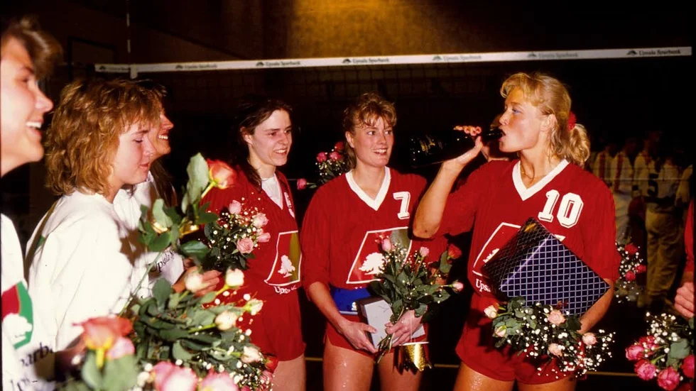 Våren 1989. Upsala Studenters IF har just vunnit SM-guld efter segern mot Vallentuna. Här firar (fr v) Åsa Häggmark, Åsa Nygren (lite skymd), Christina Holm, Camilla Ferngren och Laura Wessberg.