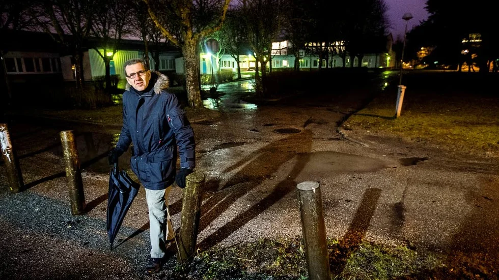 Mörkt. Redan i januari felanmälde Staffan Gräns gatlyktorna längs cykelvägen i Valsätra. För en vecka sedan, den 30 mars, var det fortfarande släckt, trots ett antal mejl med påminnelser till kommunens ansvariga.