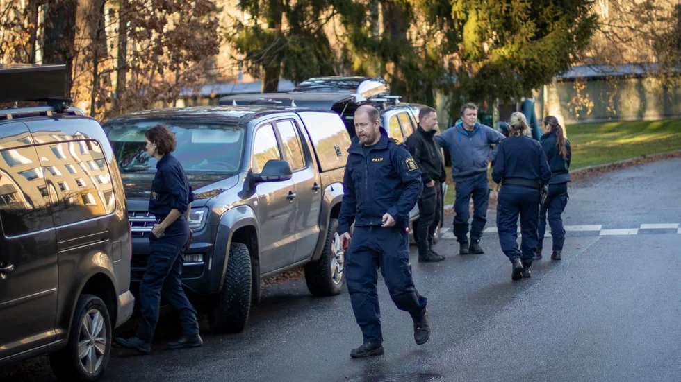 Flera insatser med hundar och poliser har setts i Brandkärr.