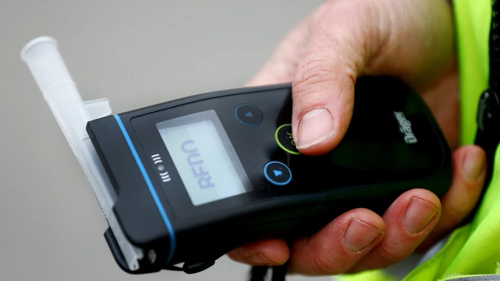 Kvinnan blåste positivt med råge i polisens alkometer. 