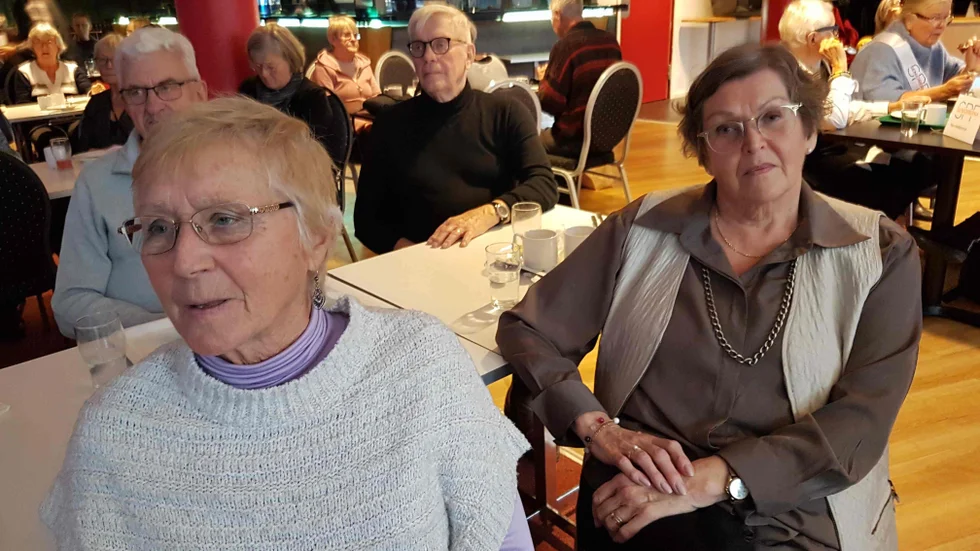 Två av många deltagare på SPF Häggens efterlängtade månadsmöte. Karin Lagerlöv och Inga Johansson lyssnar uppmärksamt på vad som sägs – och sjungs.