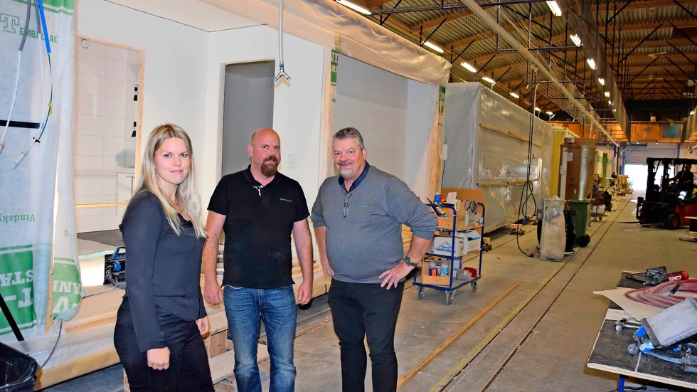 Petra Eriksson, Joakim Johansson och P-O Lundstedt, står i produktinslinjen och pratar på Derome Plusshus i Renholmen.
