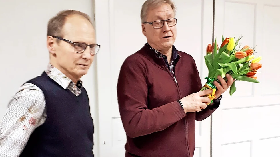 Mats Lundberg, till höger, avtackas av föreningens nye ordförande Anders Forsell