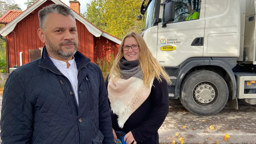Mikael Lindberg och Åsa Svanholm har fått gehör för sitt förslag om sänkt hastighet på vägen som går precis utanför deras hus. 