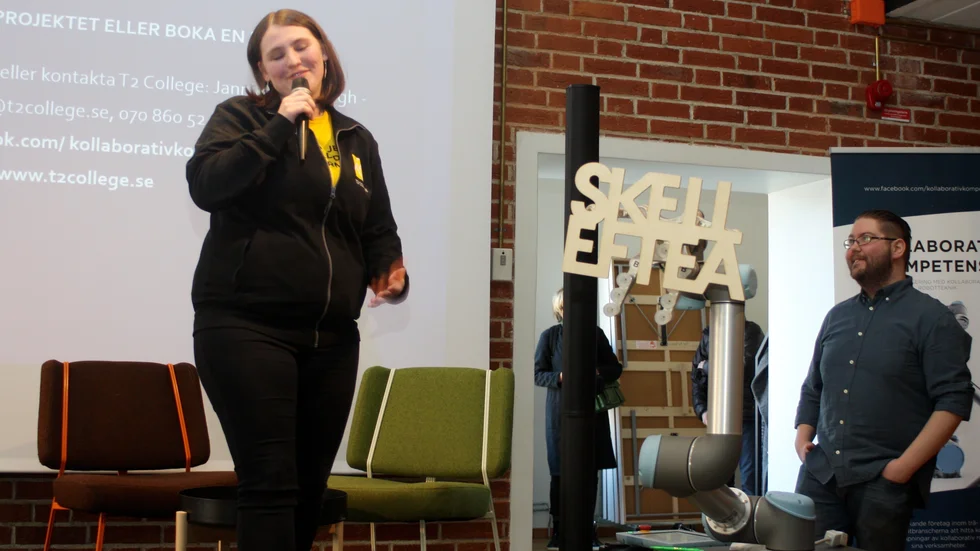 Jannike Lindberg och Kristoffer Landin från, T2 College,  demonstrerar hur en cobot  fungerar. 