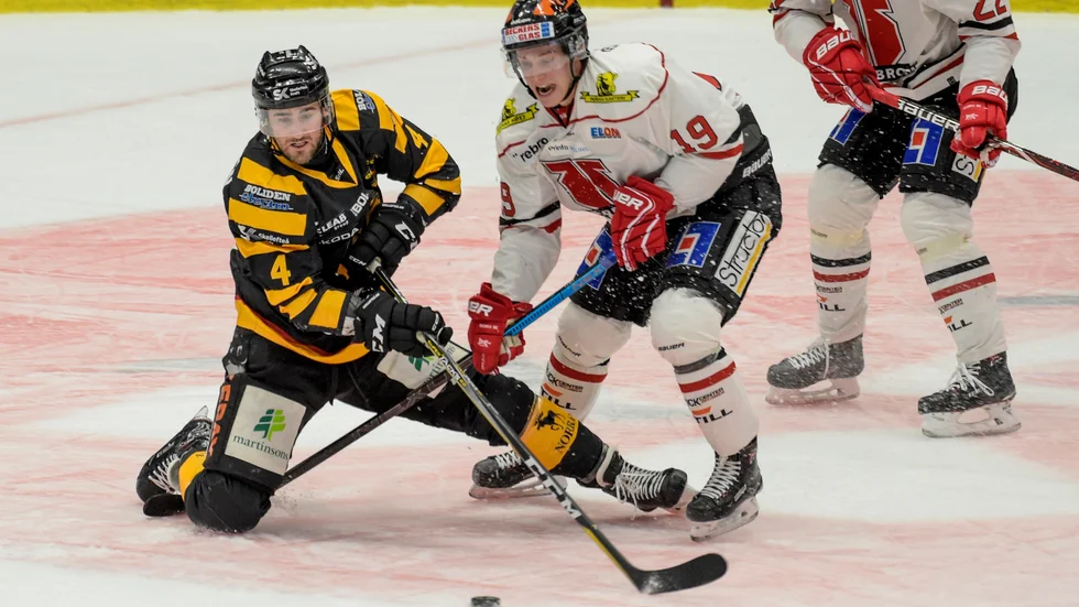Örebro Hockeys Patrik Virta i kamp mot Skellefteå AIK:s Bud Holloway.