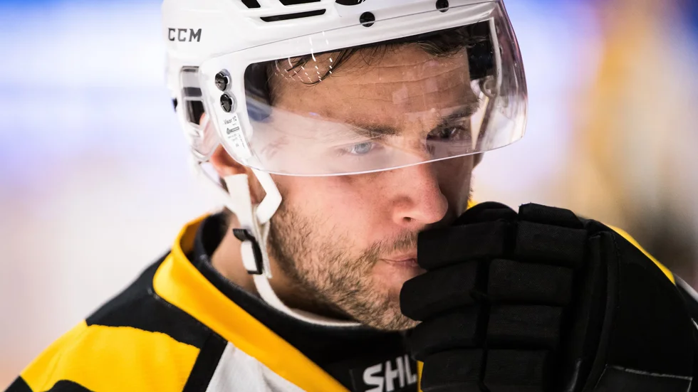 Funderingar. AIK:s lagkapten Pontus Petterström ser lika fundersam ut som Norrans krönikör Roger Lindström är efter förlusten mot Karlskrona. Foto: MAGNUS LEJHALL.