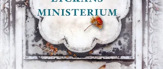 Recension: Arundhati Roy är bäst i sin ironi – men det blir rörigt